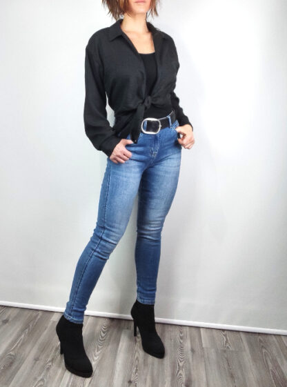 jean femme slim avec coupe ajustée taille haute et effet push up coloris bleu usé existe en cinq tailles allant du trente quatre au quarante deux