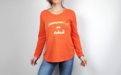 tee shirt manches longues femme avec message mademoiselle en basket écrit au centre en doré encolure ronde coupe loose en coton orange taille unique