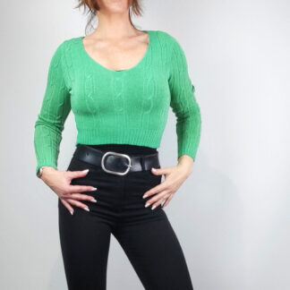 pull court femme maille torsadée coloris vert encolure en v style crop top manches longues taille unique se porte sur un pantalon taille haute
