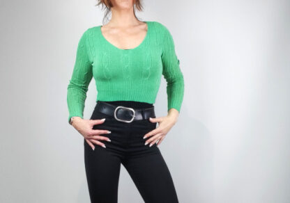 pull court femme maille torsadée coloris vert encolure en v style crop top manches longues taille unique se porte sur un pantalon taille haute