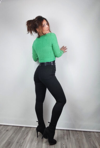 pull court femme de style crop top au coloris vert maille torsadée taille unique encolure en v taille unique vue de dos