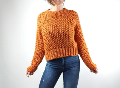 pull laine femme taille unique coloris orange encolure , poignets , et bas en maille côtelées modèle court au niveau des hanches manches longues