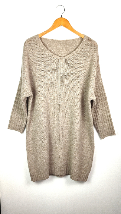 robe pull laine grande taille de couleur beige en grosse maille encolure en v manches longues convient du trente huit au quarante six .