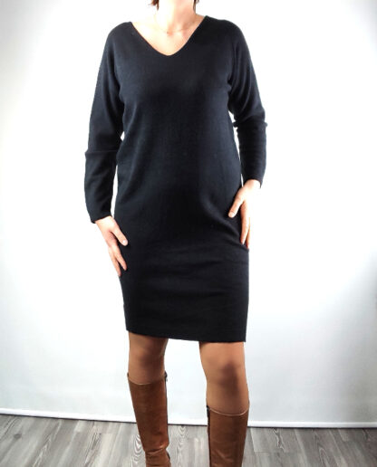 robe pull laine femme encolure en v coloris noir manche longue coupe mi courte taille unique forme pull long