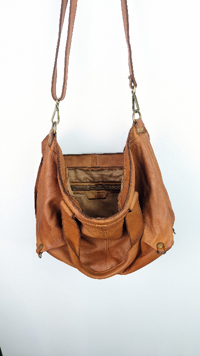 sac besace cuir femme zip et mousqueton vieilli vue interieure pour ses poches et sa contenance cuir vieilli italien lavé
