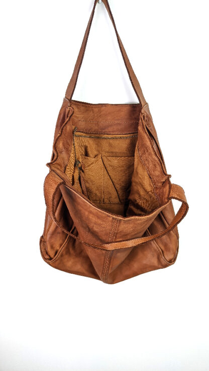 grand sac cuir femme de style besace en cuir italien vieilli et lavé coloris marron clair grande poche principale avec zip et deux poches intérieures dont une zippée ;