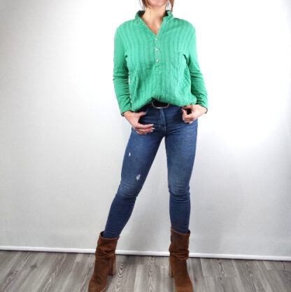 tee shirt manches longues femme style chemise col mao avec trois boutons sur le devant pour style chemisier coloris vert matière coton manches retroussables
