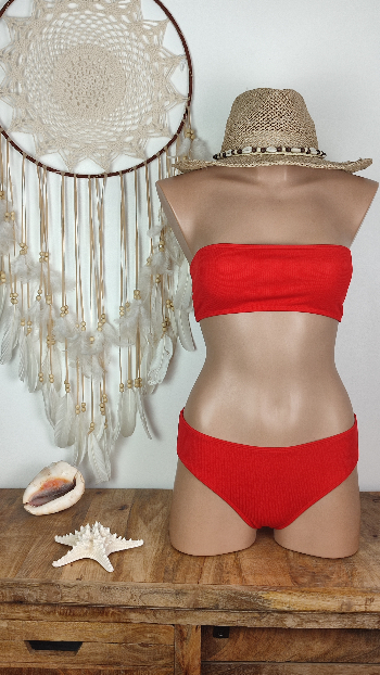 maillot de bain femme deux pièces coupe bikini brésilien pour le bas et haut bandeau avec lacet ajustable au dos coloris rouge coussinets amovibles