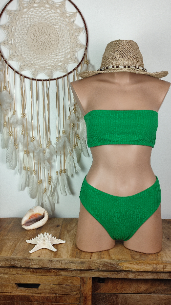 maillot de bain femme 2 pièces coupe bandeau pour le haut avec coussinets amovibles et bas de maillot taille haute et gainant légèrement échancré coloris vert