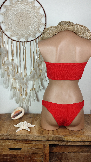 maillot de bain bandeau femme coupe bikini brésilien rouge haut coussinet amovible et doublé et bas coupe tanga existe en trois tailles