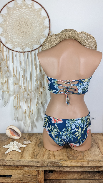 maillot de bain femme deux pièces avec bas de bikini gainant et taille haute réversible haut bandeau lacet dans le dos fleuri ajustable existe en 3 tailles