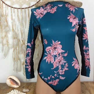 maillot de bain manche longue femme vetement surf coloris fond bleu canard fleurs roses gainant encolure haute