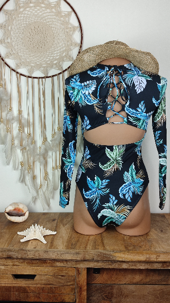 maillot de bain manche longue esprit vetement surf gainant parti du dos nu et haut lac et ajustable coloris fond noir fleurs hawaiennes bleues