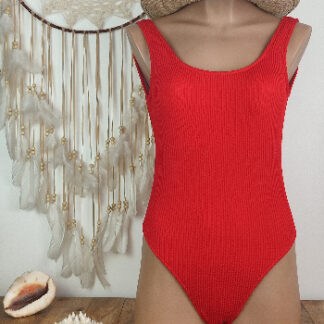 maillot de bain une pièce femme décolleté au dos encolure ronde bretelles larges coloris rouge bordeaux maille relief