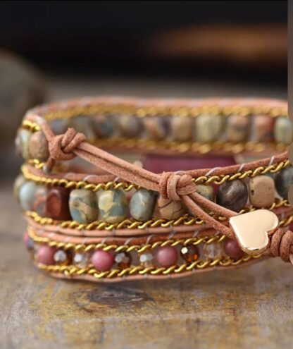 bracelet en pierres naturelles bracelet wrap coeur rhodonite monté sue un bracelet en fil cuir se ferme avec trois longueur différentes en fonction de la taille de votre poignet par un petit coeur doré