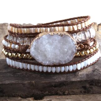 bracelet en pierres naturelles quartz blanc forme bracelet wrap multi tour avec pierres et perles fermoir fleur en métal ajustable en tour de poignet sur trois positions fil de maintien en cuir