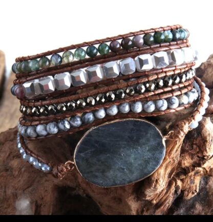 Bracelet en pierres naturelles quartz gris et jade gris forme bracelet wrap 5 tours 3 tailles ajustables par un petit noeud sur le cordon et bouton en forme de marguerite argenté