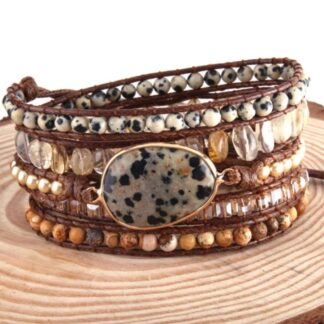 bracelet en pierres naturelles beige tacheté noir bracelet wrap 5 tours fermoir ajustable sur trois longueurs modifiable et bouton marguerite argenté composé de perles beige , degradé de couleur de pierres ton doux sur les deux longueurs qui partent de la grosse pierre principale