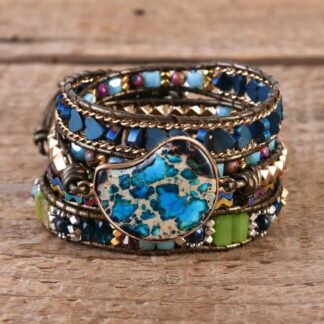 bracelet en pierres naturelles ton bleu et bracelet 5 tours en perle coeur ,pierres et autres perles multicolore argenté et doré fermoir en trois positions en petit noeud modifiable ce qui rend ce bracelet ajustable fabrication main
