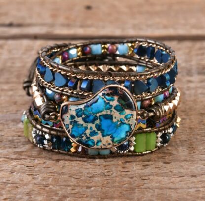 bracelet en pierres naturelles ton bleu et bracelet 5 tours en perle coeur ,pierres et autres perles multicolore argenté et doré fermoir en trois positions en petit noeud modifiable ce qui rend ce bracelet ajustable fabrication main