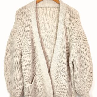 gilet femme laine taille unique forme oversize c'est un gilet grosse maille de coloris beige deux poches sur les côtés confection italienne