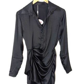 robe satin noire courte haut forme chemise boutonnée contrée bas de la robe courte satin forme robe portefeuille courte avec fronces sur le devant taille unique manches longues
