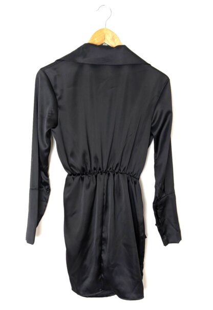 robe satin noire courte vue de dos manches longues élastiquée entre hanches et taille col chemise jupe droite