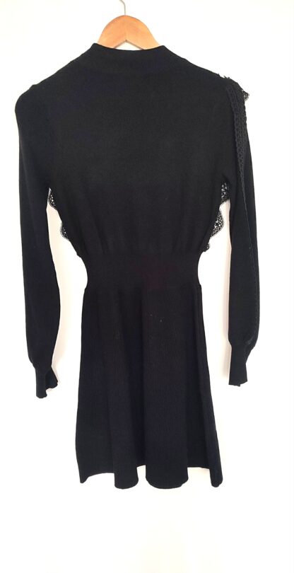 robe pull laine vue de dos coloris noir manches longues col cheminée forme cintrée à la taille par un élastique large et plat et fin