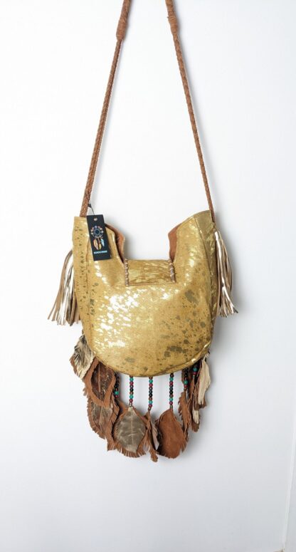 sac bandoulière bohème en cuir véritable coloris camel et doré grande anse vue de dos poche centrale zippée et poche plaquée intérieure zippée