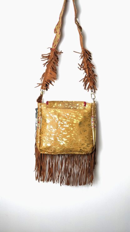 sac à franges style bohème avec bandoulière non réglable avec franges vue de dos coloris camel et doré contenance besace 100% cuir véritable