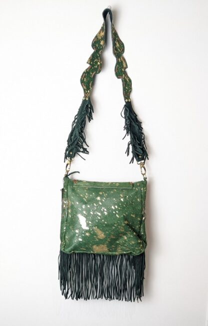 sac bandoulière bohème vue de dos coloris vert bandoulière longue non ajustable mais amovible sac à franges