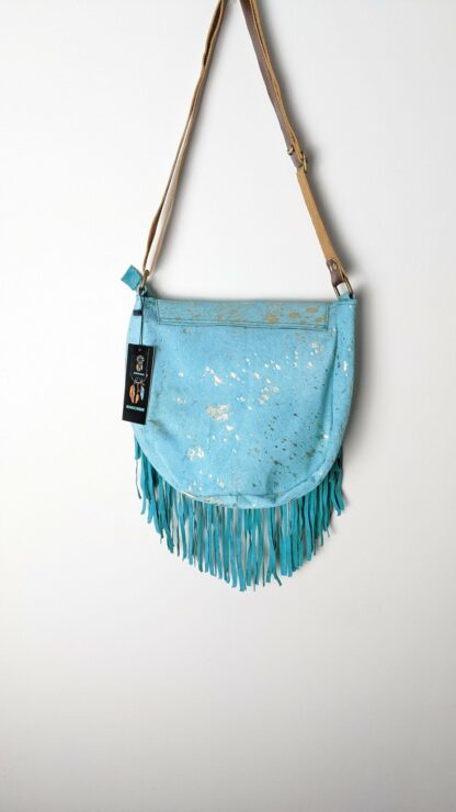 sac bandoulière bohème de style sac franges vue de dos coloris bleu et doré bandoulière ajustable en longueur 100 % cuir