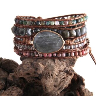 bracelet en pierres naturelles coloris tons gris rose vert foncé pour les perles et les pierres des deux longueurs du bracelet wrap la pierre centrale est grise bracelet en 5 tours avec fermoir ajustable à trois tailles différentes