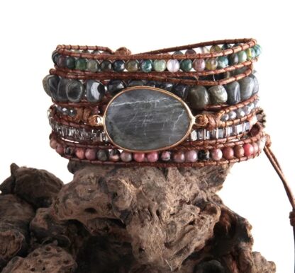 bracelet en pierres naturelles coloris tons gris rose vert foncé pour les perles et les pierres des deux longueurs du bracelet wrap la pierre centrale est grise bracelet en 5 tours avec fermoir ajustable à trois tailles différentes