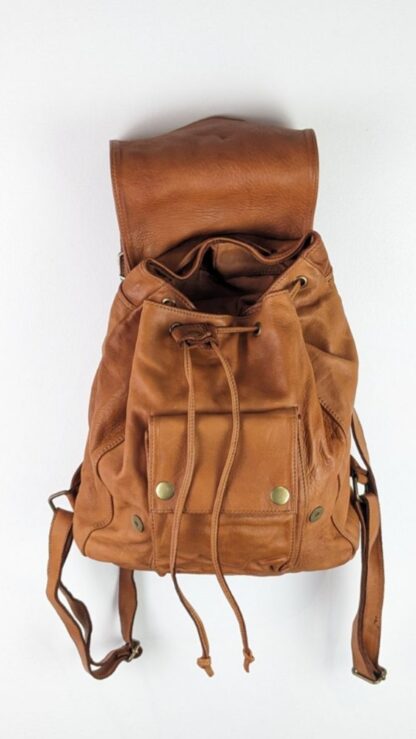 sac à dos cuir femme coloris camel vue ouvert deux poches rangement interieures de bonnes contenances et une exterieur cuir italien