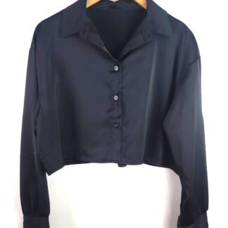 chemise crop top femme aspect satinée coloris noir manches longues boutonnées sur le devant col chemise fluide courte taille unique col en v