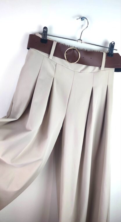 jupe culotte longue coupe jupe culotte pantalon avec ceinture marron en simili cuir et pinces qui donnent l'ampleur coloris beige modèle large taille unique ajustable avec taille élastiquée confection italienne deux poches côtés